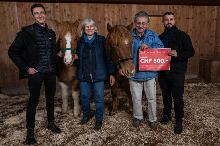 v.l.n.r.: Lukas Tribelhorn (Co-Präsident SP Wil), Therapiepferd Freydir, Gaby Bertolaso (Betriebsleiterin PT Wil), Therapiepferd Halito, Andreas Schneider (Stiftungsrat) und Bariz Aref (Vorstand SP Wil) bei der Übergabe der Spende an die Stiftung PT-Wil.